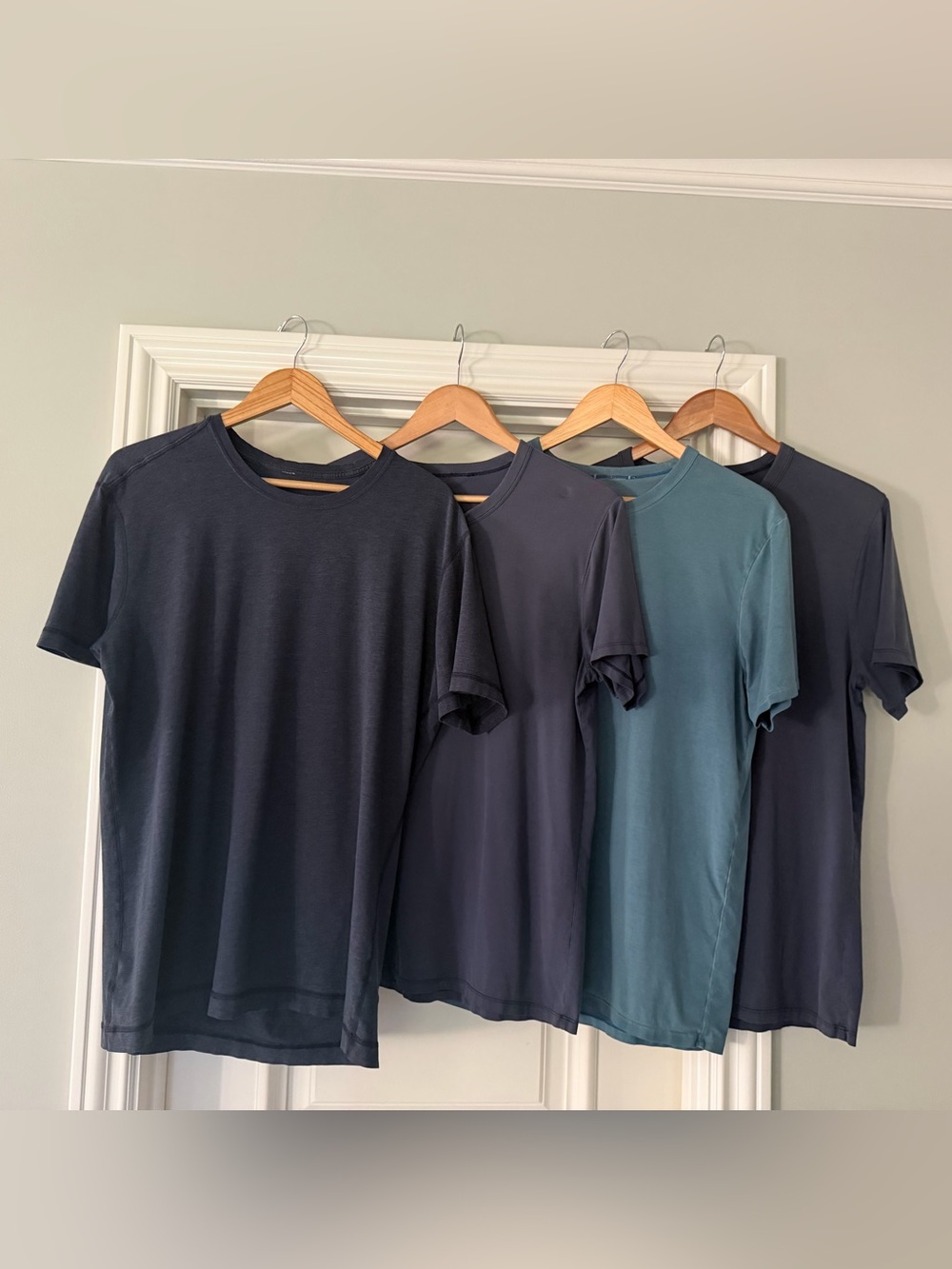 Set of 4 Lululemon Crew Neck T-Shirt - size large